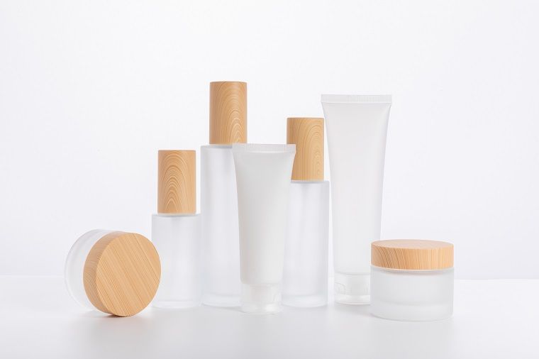 set-skincare-bottles-containers